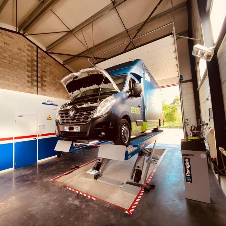 Vérifiez la performance de votre utilitaire avec notre service de contrôle technique de pointe et complet.